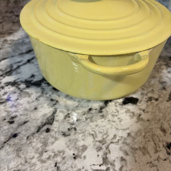 VINTAGE LE CREUSET #B CAST IRON/ENAMEL DUTCH OVEN/LID 2 1/2 QT- YELLOW/GOLD-USED - Picture 13 of 14
